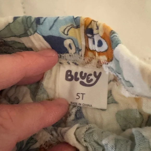 Boys Bluey Aloha Shirt and Shorts set 5T - Picture 2 of 7